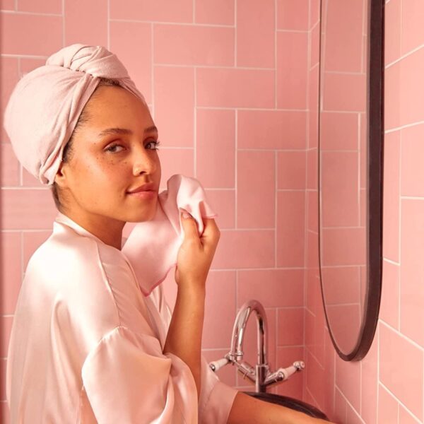 2a45b412e8aa3a3bcf6cfb645debff3c6096748b06fcd7bc69345b3a92b90610 100% Organic Brushed Silk Hair Towel